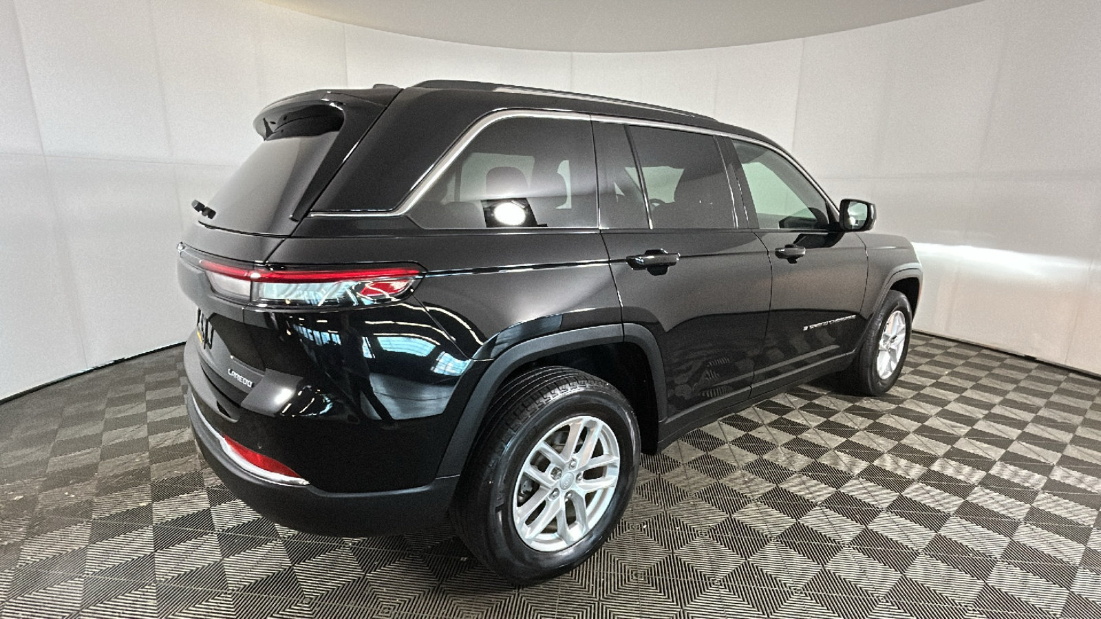 Used 2024 Jeep Grand Cherokee Laredo X AWD/4WD image 3