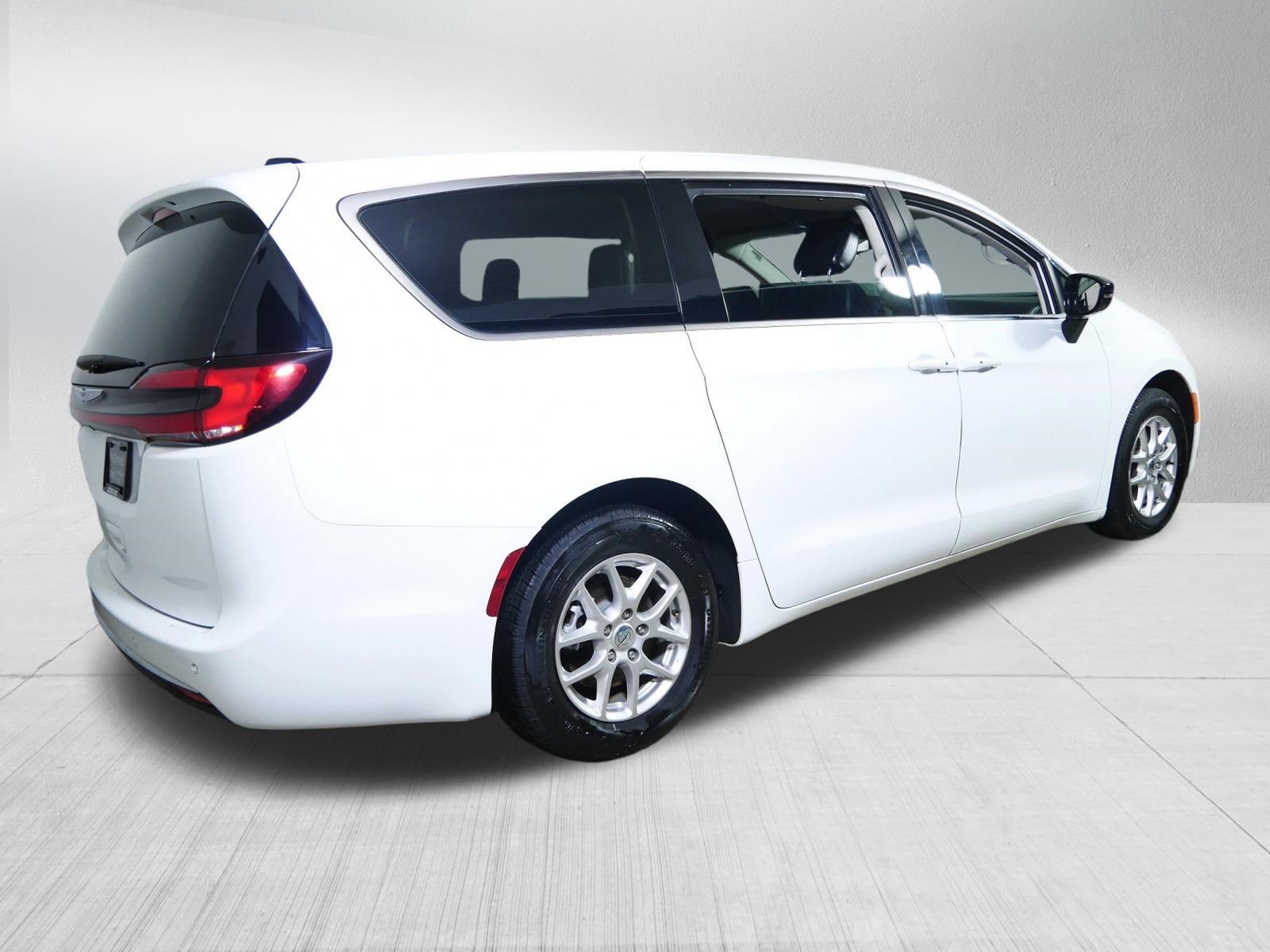 Used 2024 Chrysler Pacifica Touring-L image 7