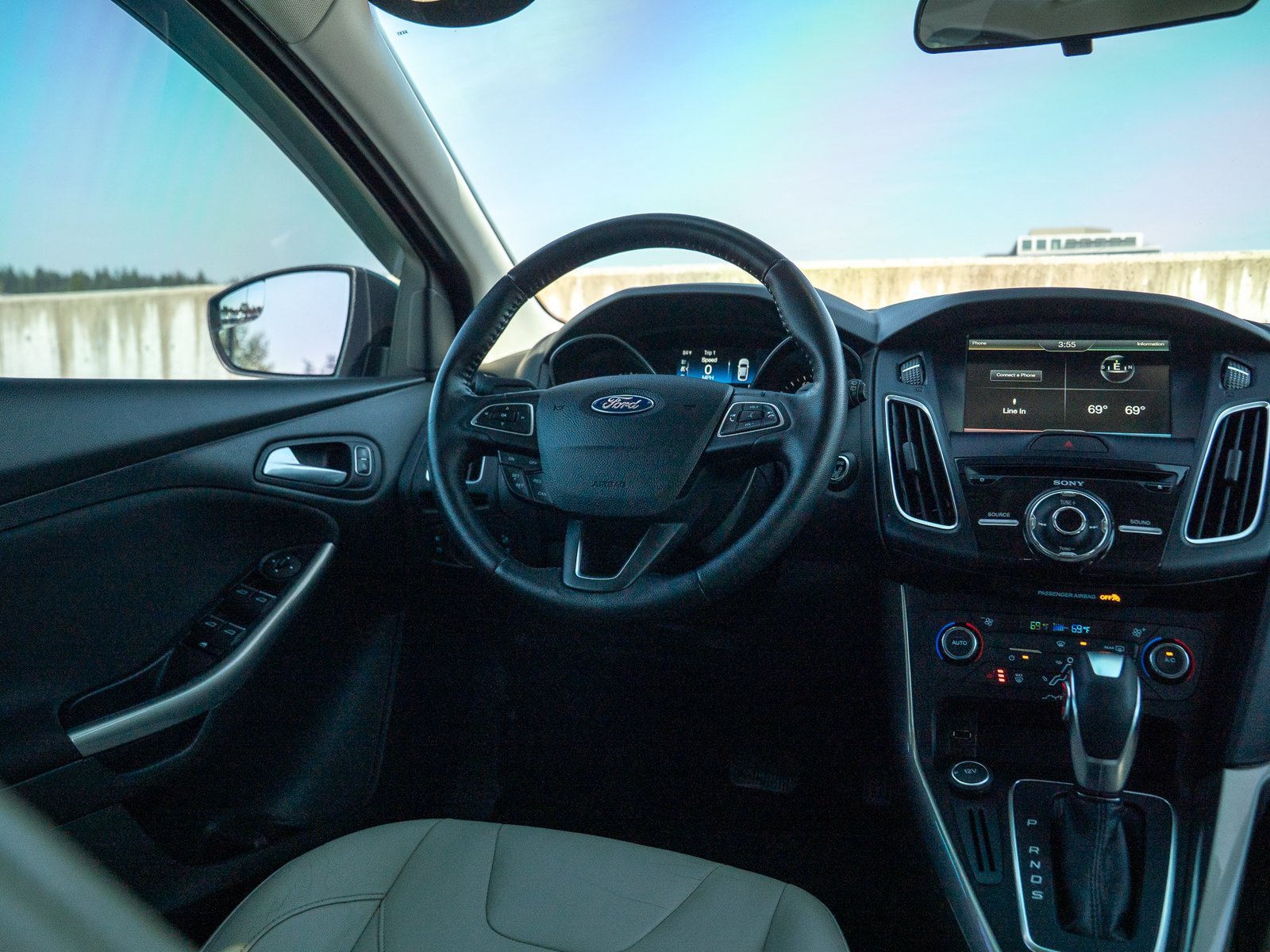 Used 2015 Ford Focus Titanium FWD image 19