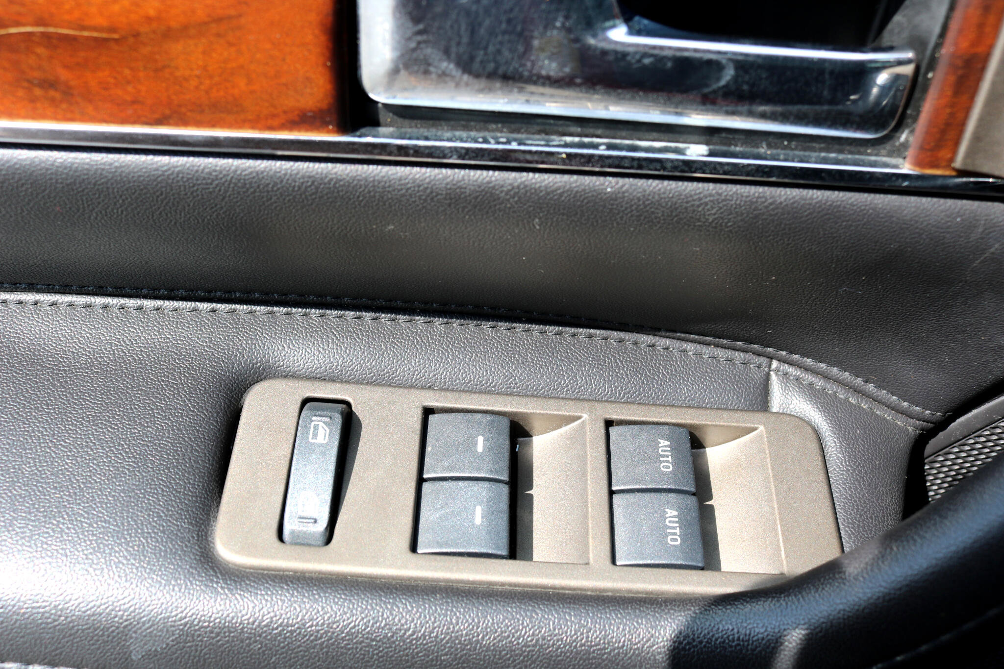 Used 2015 Lincoln MKX FWD w/ Walnut Swirl Wood Package image 15