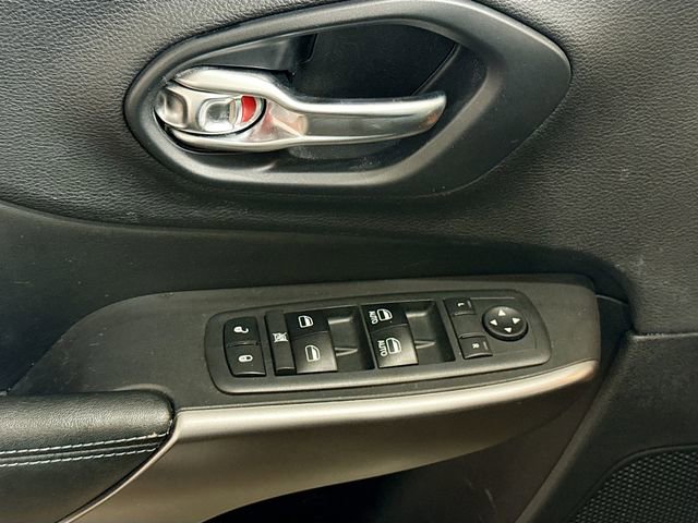 Used 2019 Jeep Cherokee Latitude Plus AWD/4WD image 18