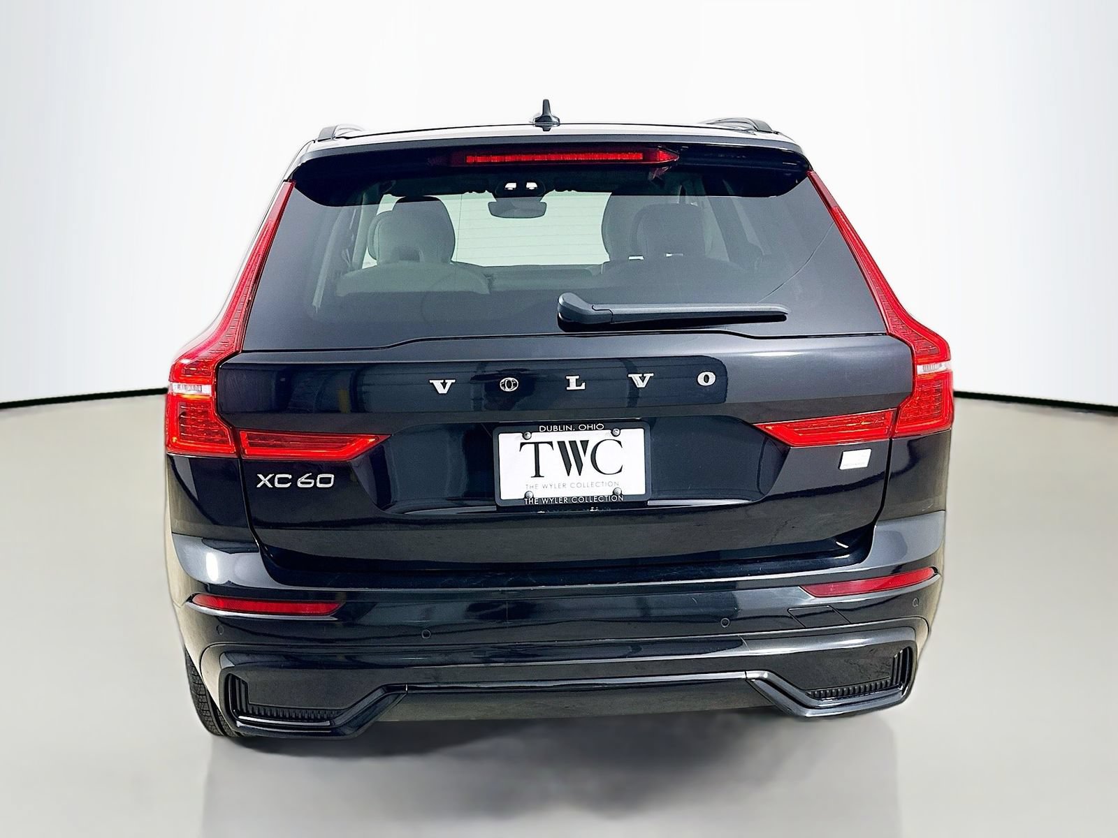 Used 2024 Volvo XC60 T8 Core w/ Climate Package AWD/4WD image 6