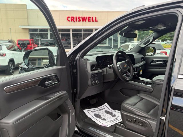 Used 2025 Chevrolet Suburban LT w/ Comfort Package AWD/4WD image 15