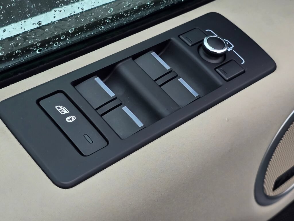 Used 2018 Land Rover Discovery HSE AWD/4WD image 19