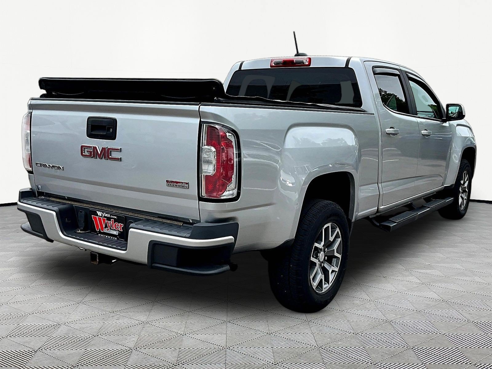 Used 2015 GMC Canyon SLE w/ All-Terrain Package AWD/4WD image 6