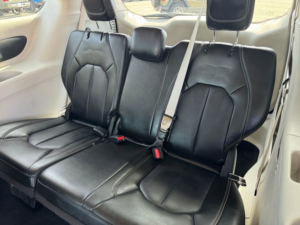 Used 2024 Chrysler Pacifica Touring-L FWD image 10