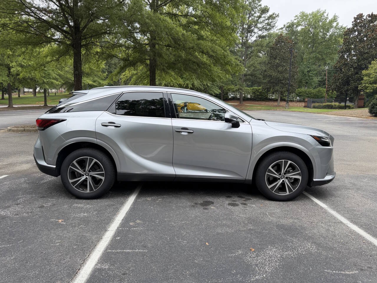 Used 2025 Lexus RX 350 Premium w/ Accessory Package (Z1) FWD image 4