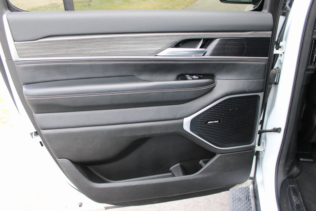 Used 2024 Jeep Wagoneer L Series II image 27