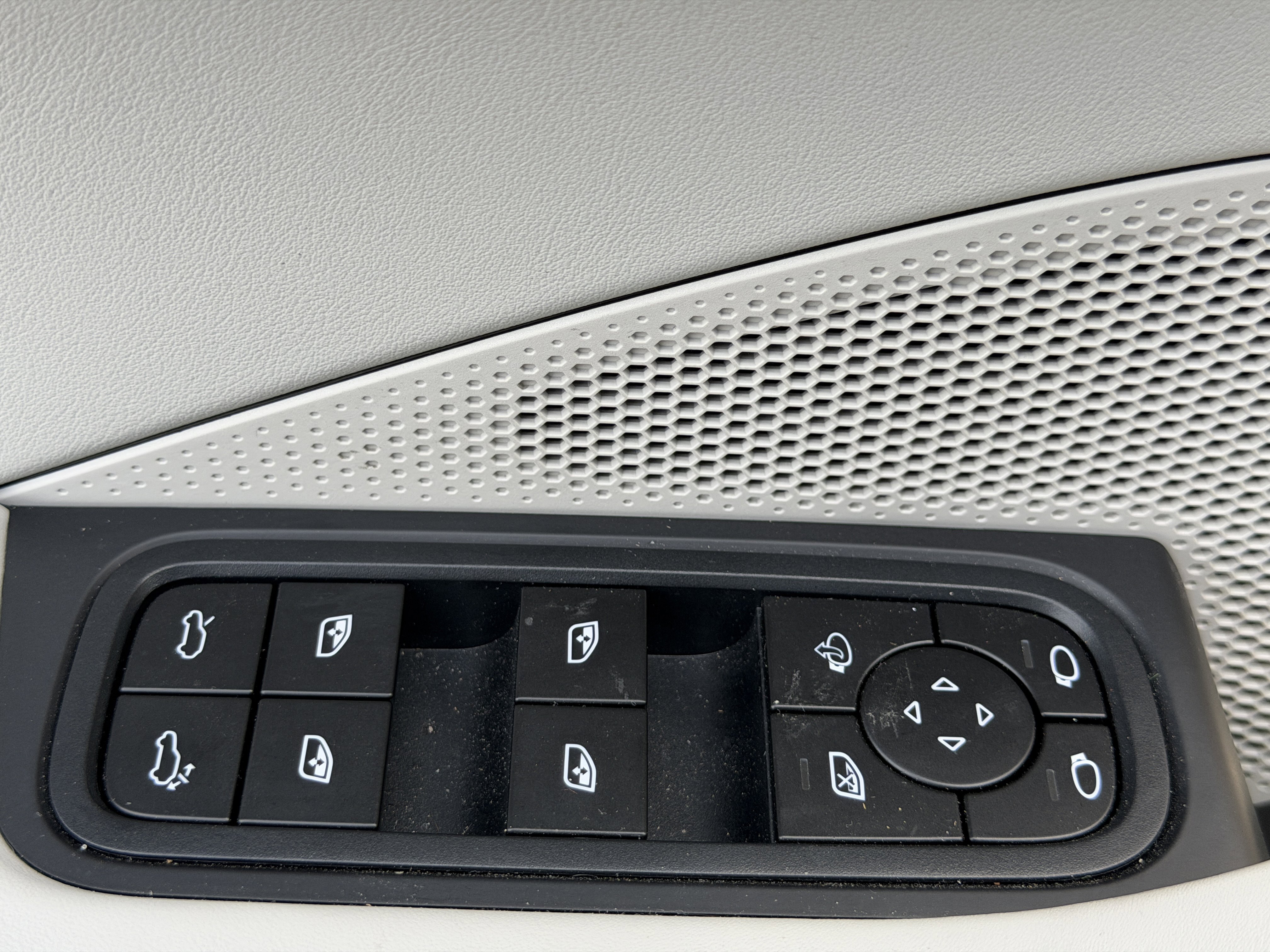 Certified 2024 Porsche Macan Turbo Electric image 23