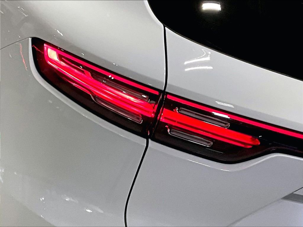 Certified 2023 Porsche Cayenne Platinum Edition image 31