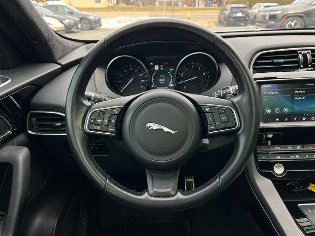 Used 2019 Jaguar F-PACE Premium image 26