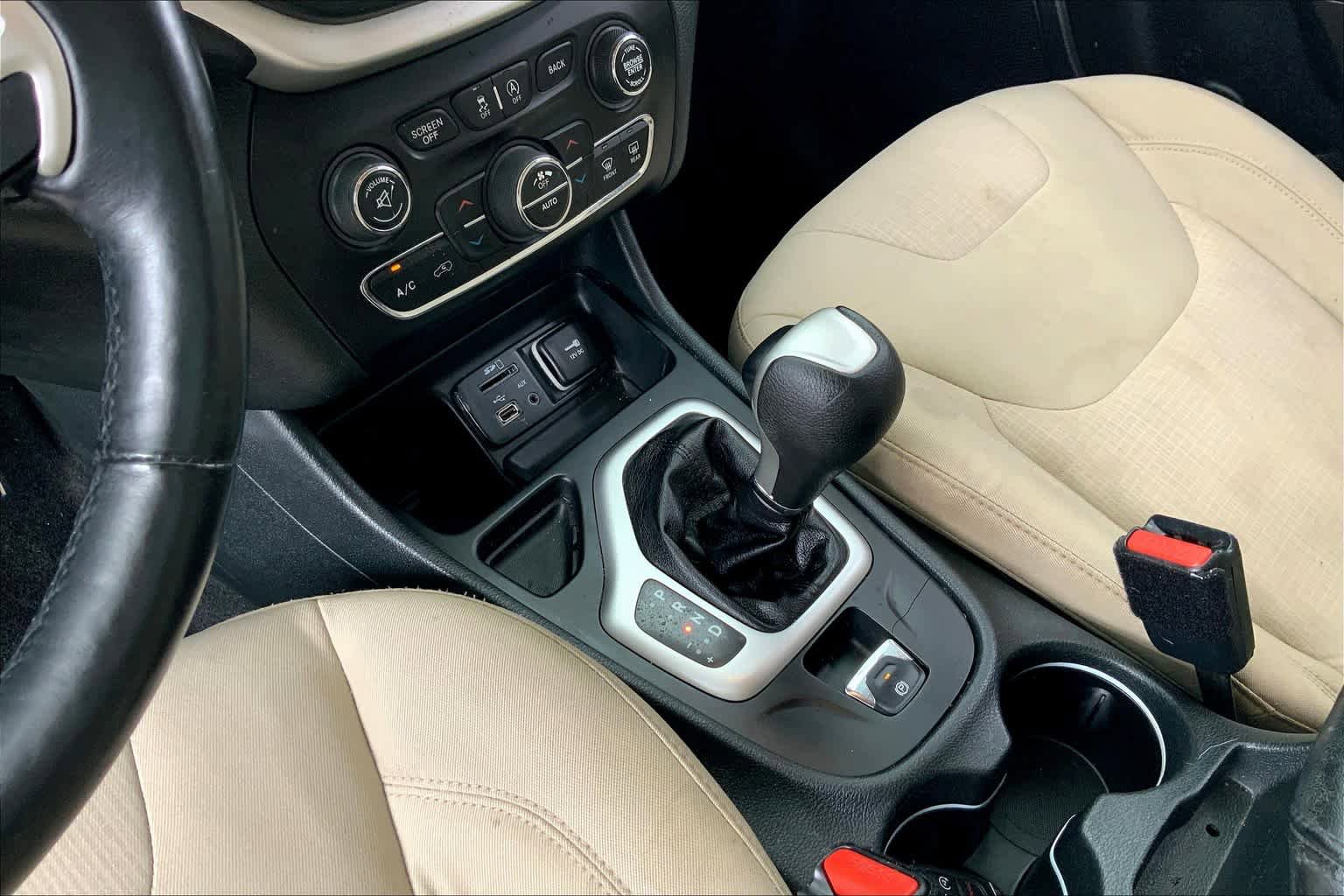 Used 2015 Jeep Cherokee Latitude w/ Comfort/Convenience Group FWD image 17