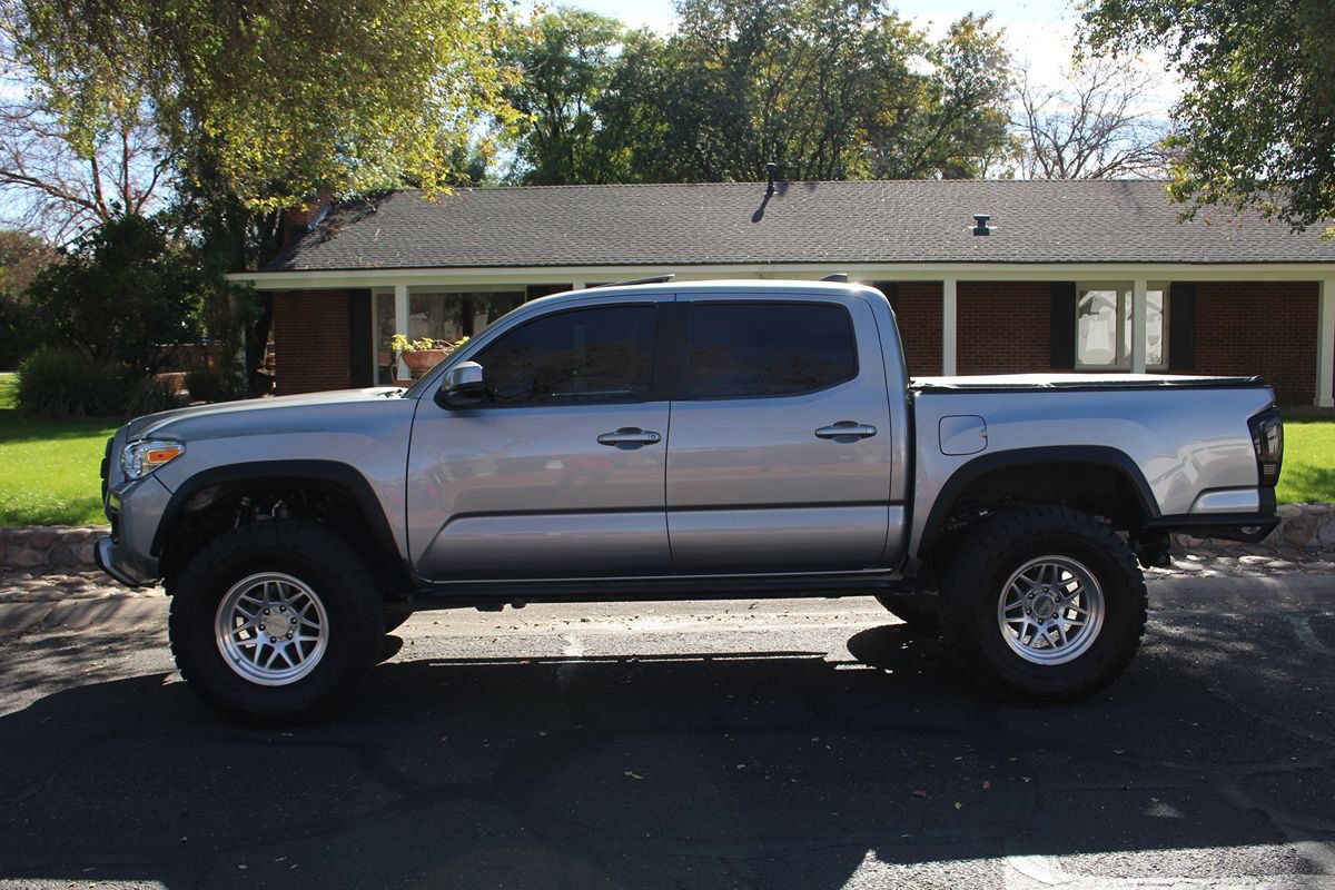 Used 2017 Toyota Tacoma TRD Off-Road image 2