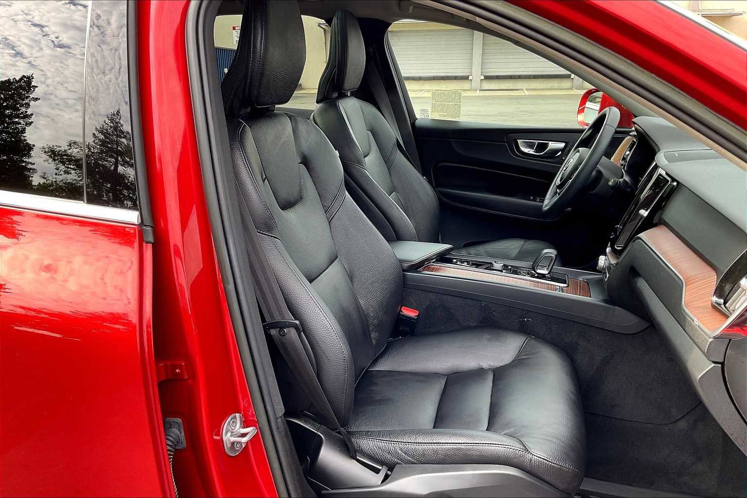 Used 2023 Volvo XC60 B5 Plus w/ Climate Package image 10