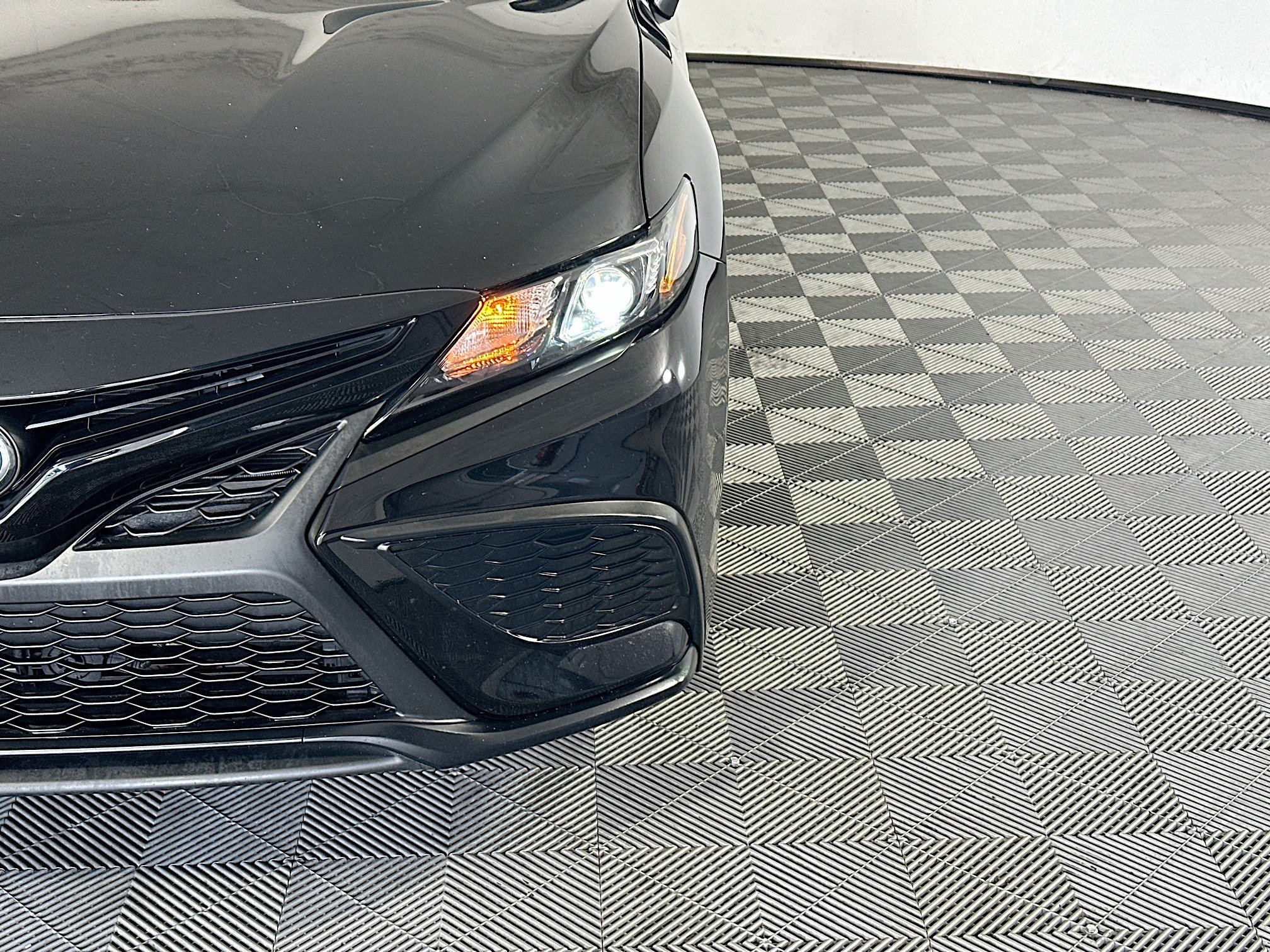 Used 2023 Toyota Camry SE w/ Audio Upgrade Package FWD image 9
