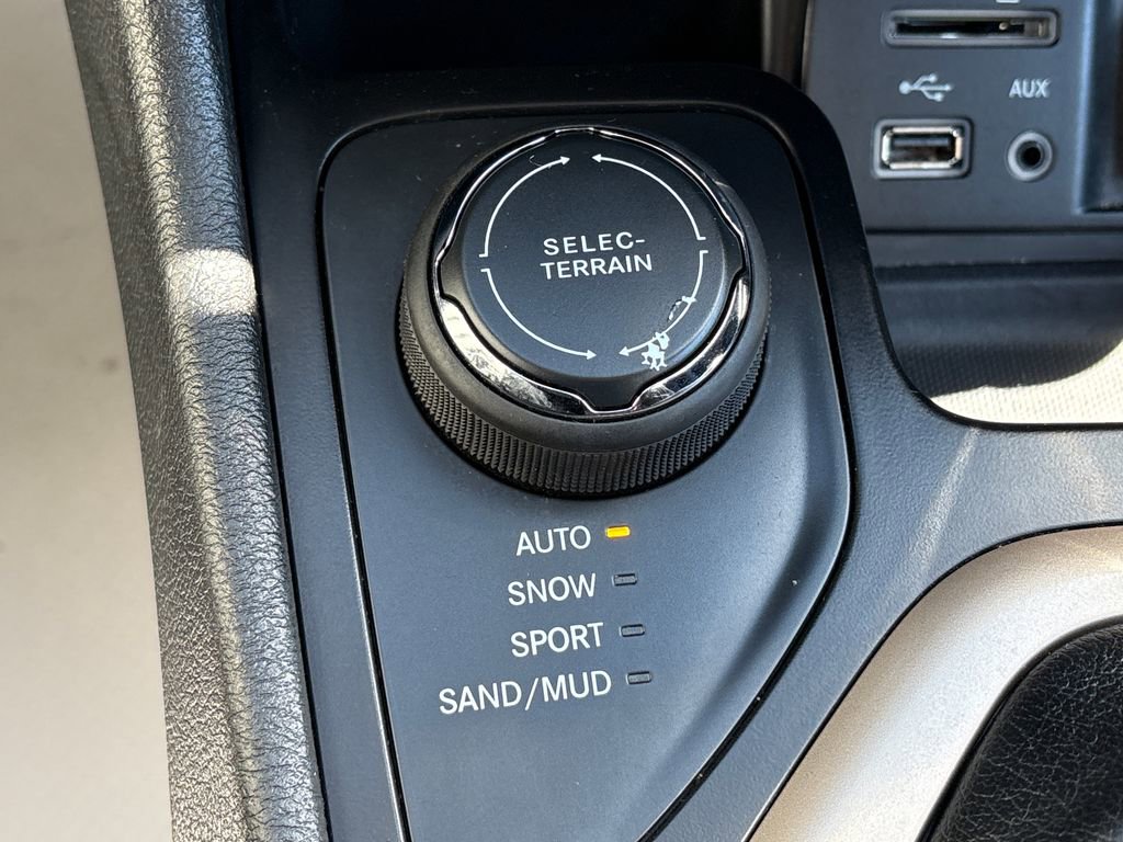 Used 2015 Jeep Cherokee Latitude w/ Cold Weather Group image 17