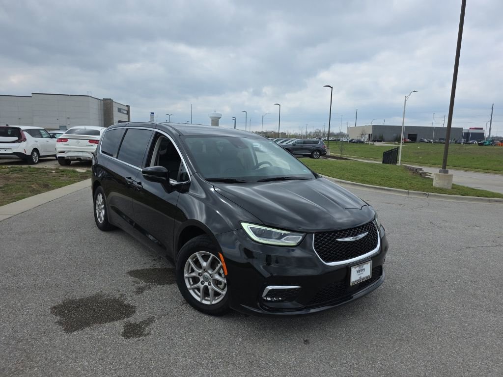 Used 2024 Chrysler Pacifica Touring-L image 3