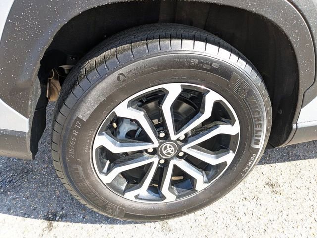 Used 2023 Toyota Corolla Cross SE image 12