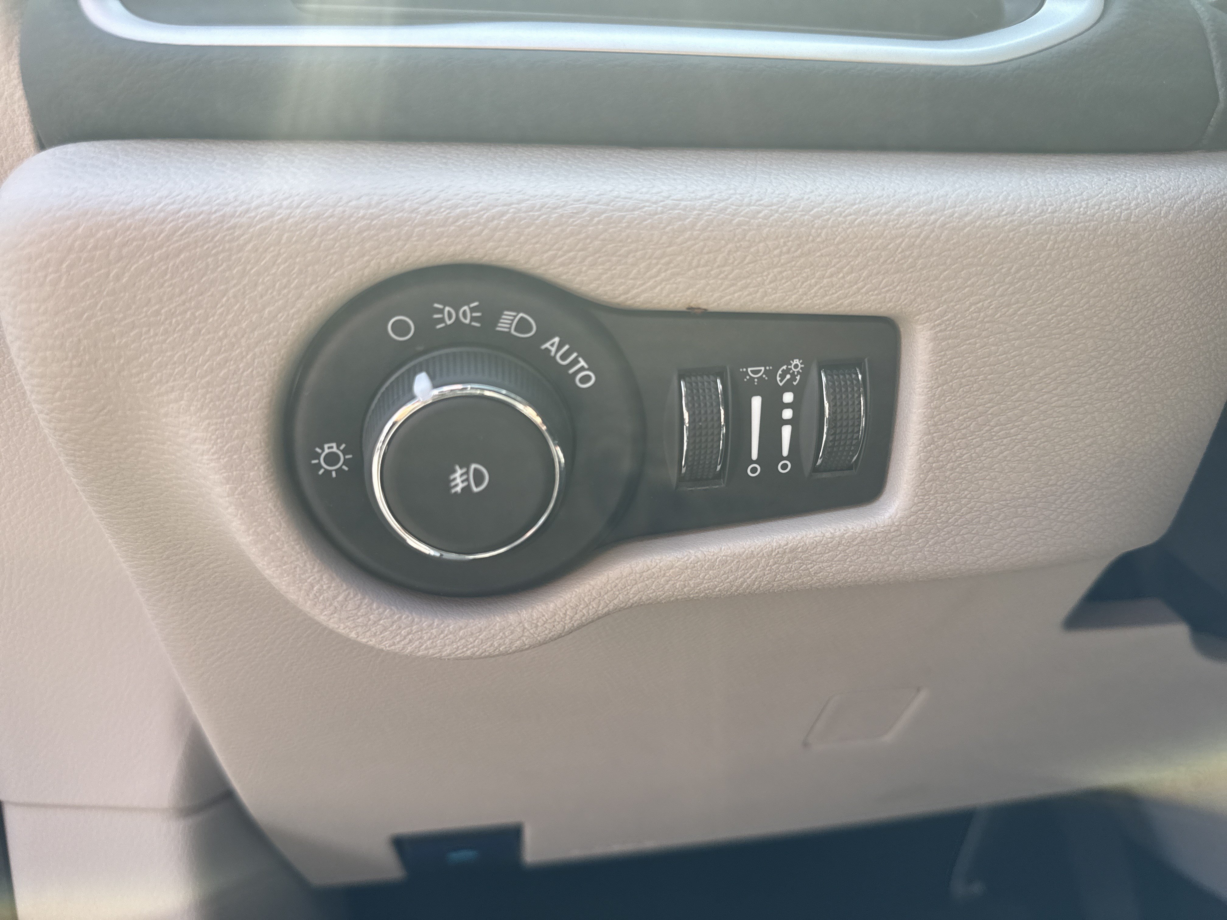 Used 2024 Chrysler Pacifica Touring-L FWD image 32