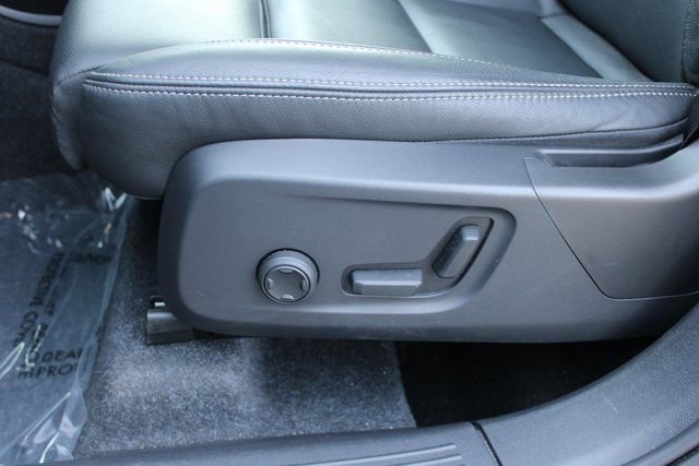 Used 2025 Volvo XC40 B5 Plus image 14