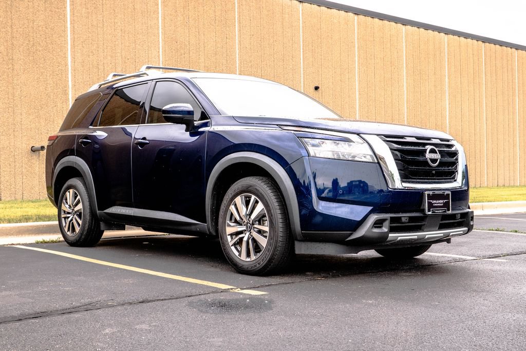 Used 2023 Nissan Pathfinder SL FWD image 2