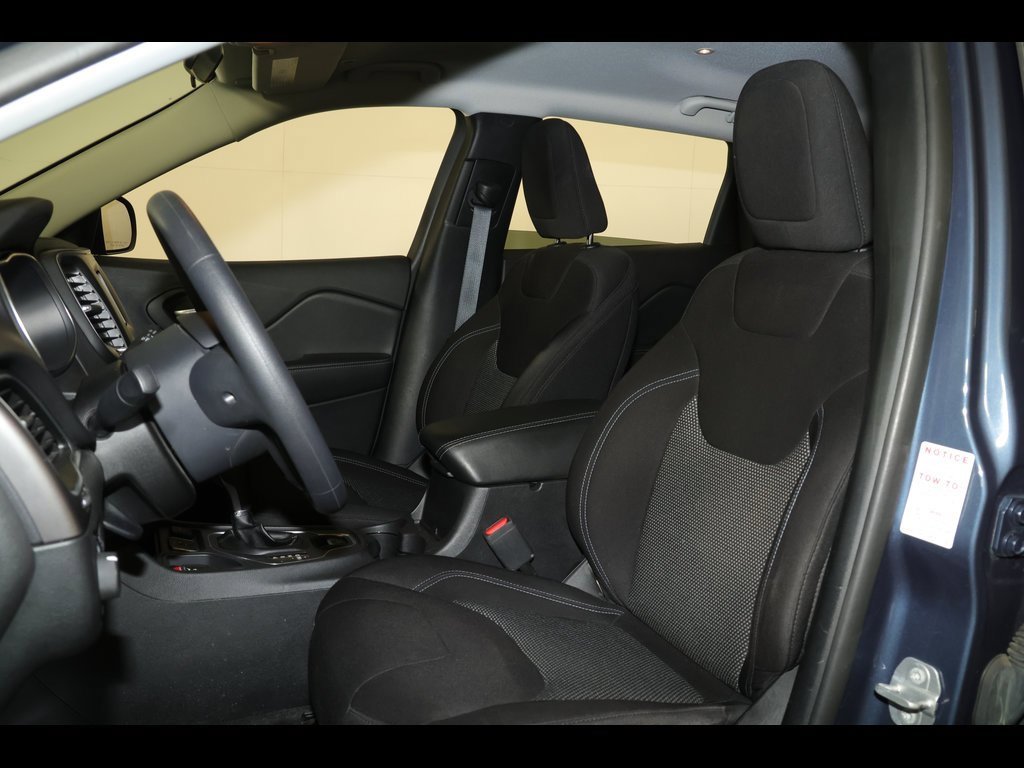 Used 2019 Jeep Cherokee Latitude w/ Popular Appearance Group image 4