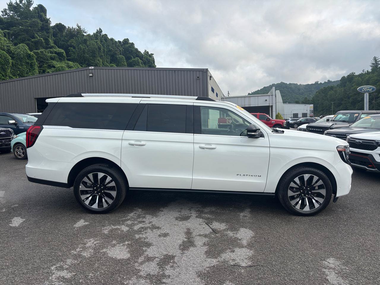 Used 2025 Ford Expedition Max Platinum w/ Driver's Package AWD/4WD image 5