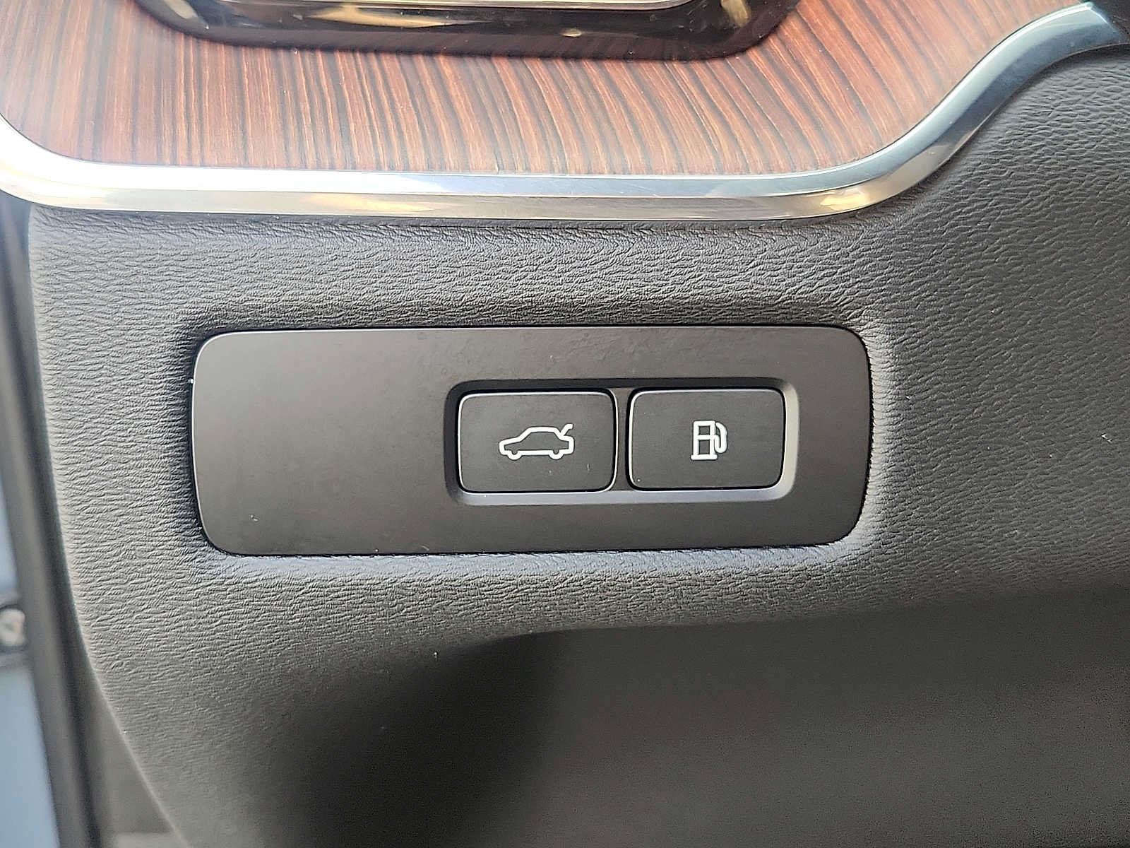 Certified 2024 Volvo XC60 T8 Plus w/ Climate Package AWD/4WD image 22