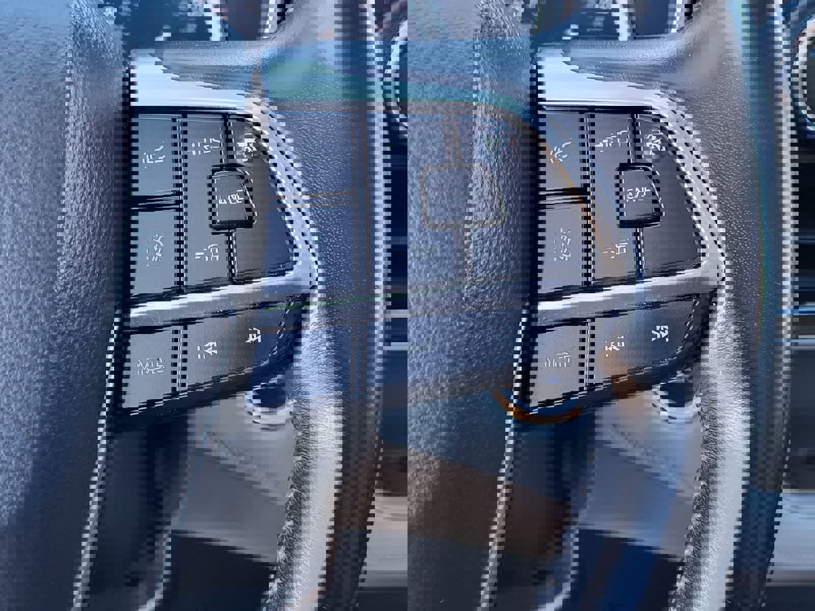 Used 2020 Toyota Highlander XLE image 17