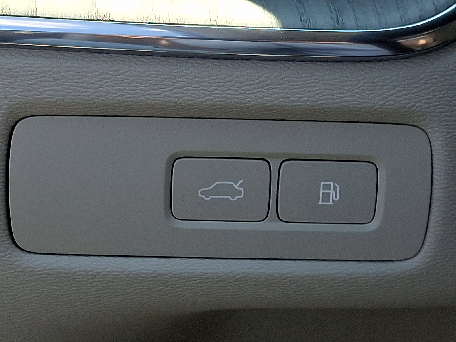 Used 2025 Volvo XC60 T8 Plus w/ Protection Package Premier image 19