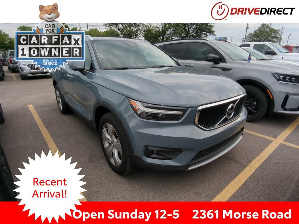 Used 2022 Volvo XC40 T4 Momentum FWD image 1