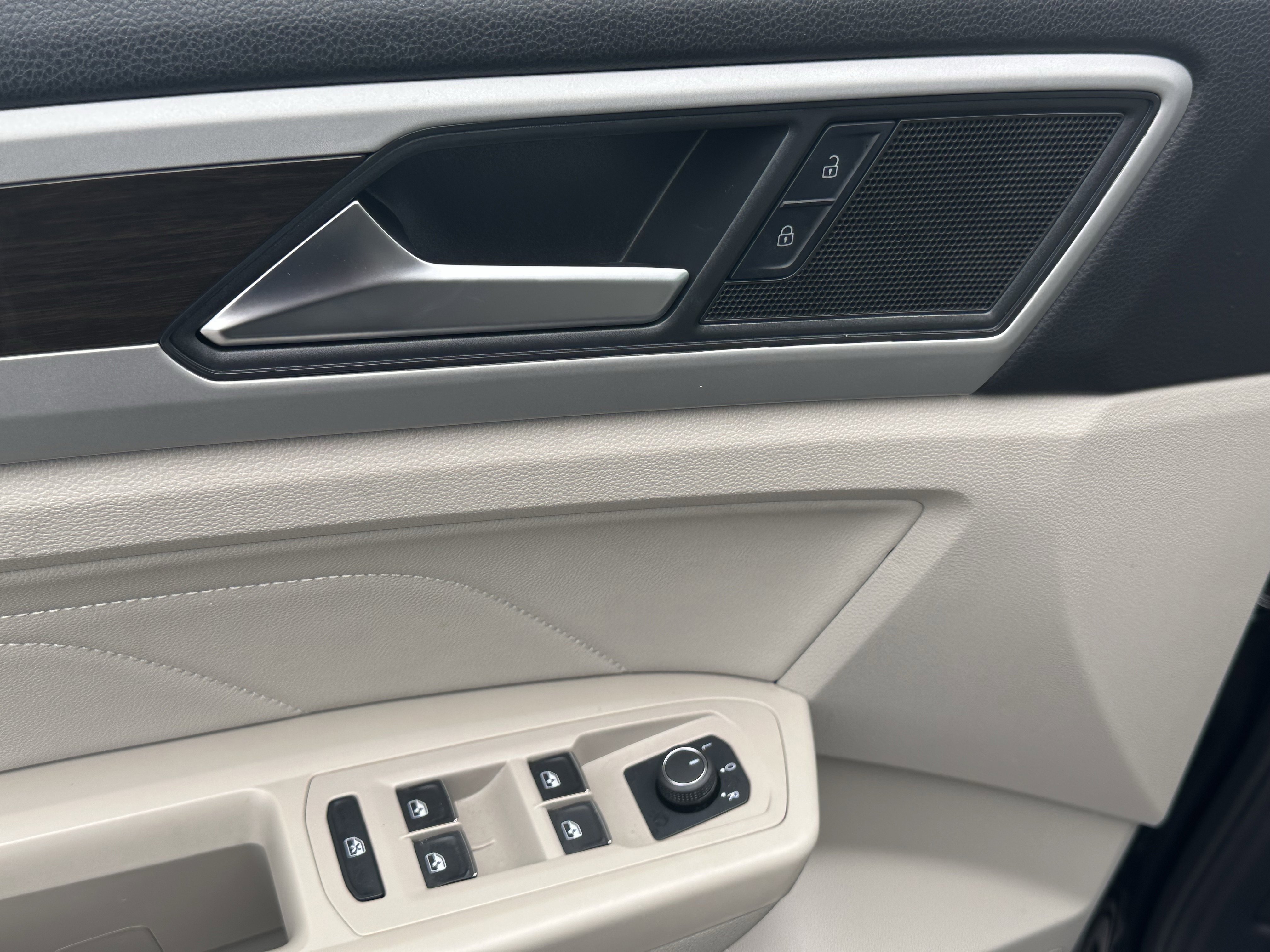 Used 2022 Volkswagen Atlas SE w/ Black Wheel Package image 14