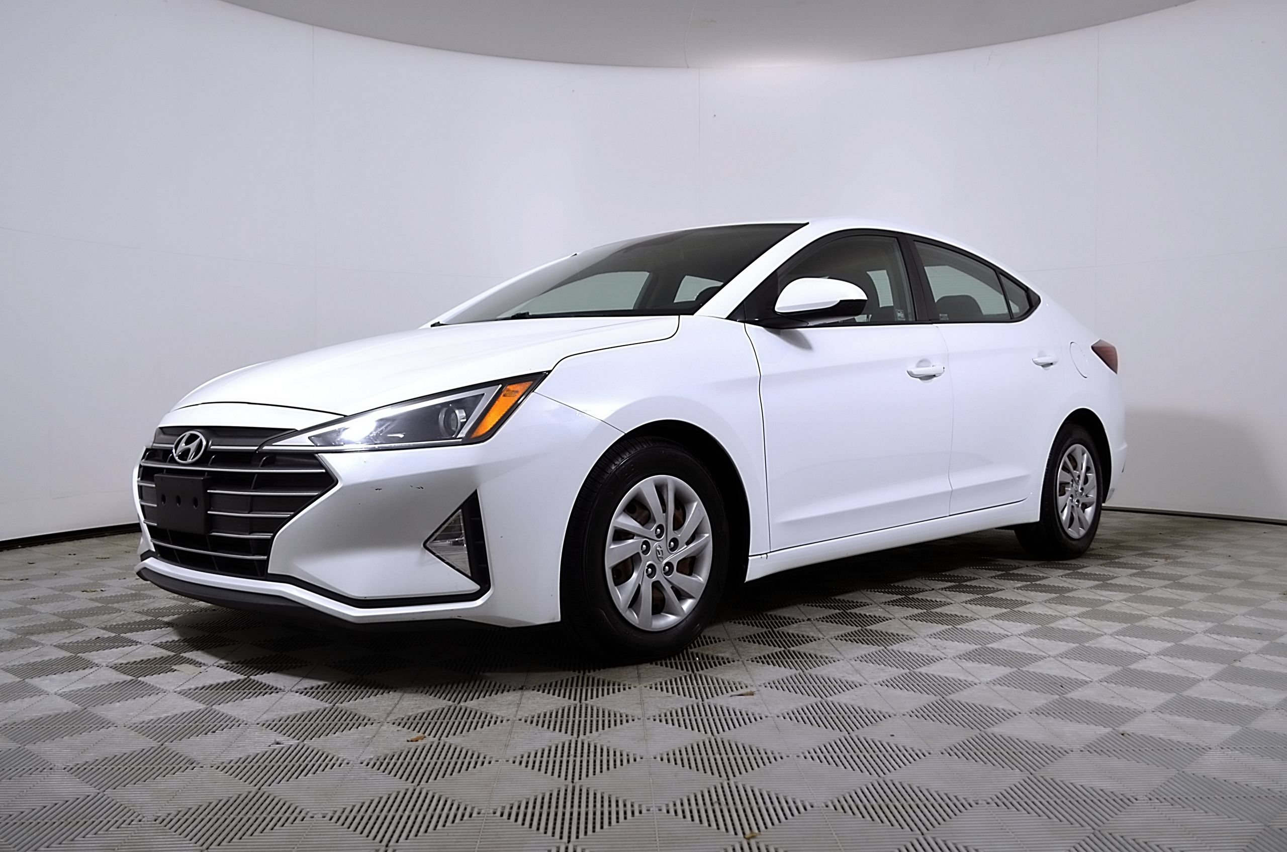Used 2020 Hyundai Elantra SE w/ Cargo Package (C1) FWD image 2