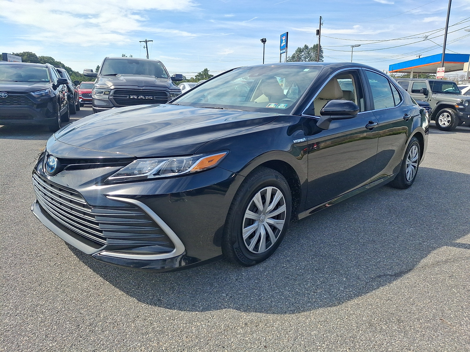 Used 2021 Toyota Camry LE FWD image 3