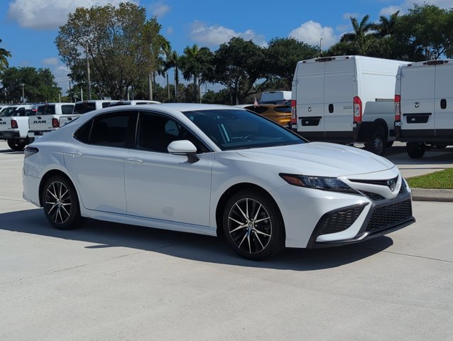 Used 2024 Toyota Camry SE video 3