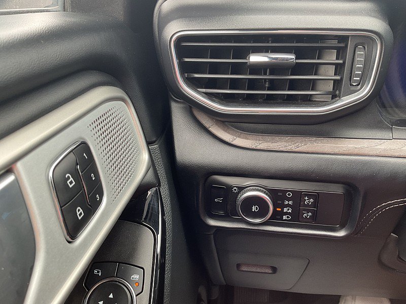 Used 2023 Ford Explorer Platinum w/ Technology Package AWD/4WD image 29