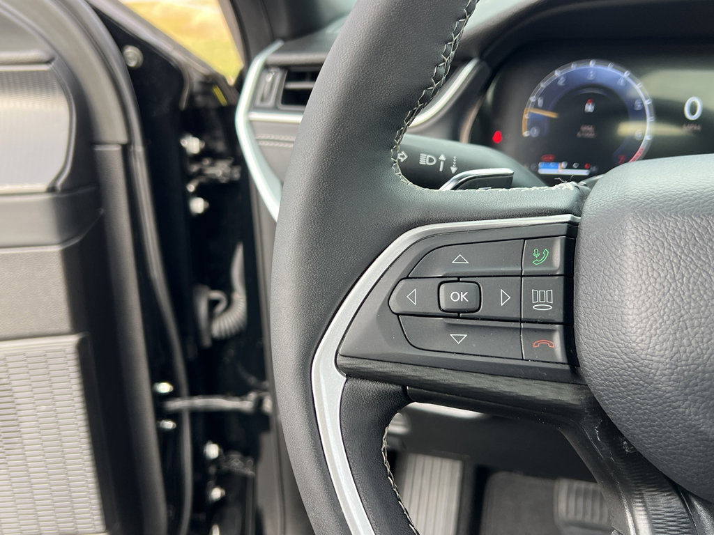 Used 2024 Jeep Grand Cherokee Altitude image 32