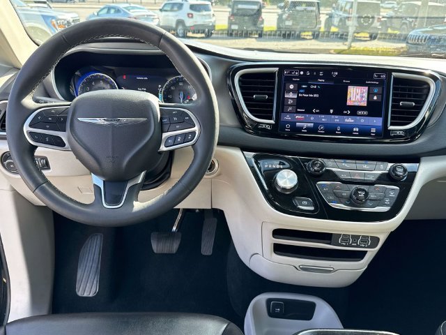 Used 2024 Chrysler Pacifica Touring-L FWD image 18