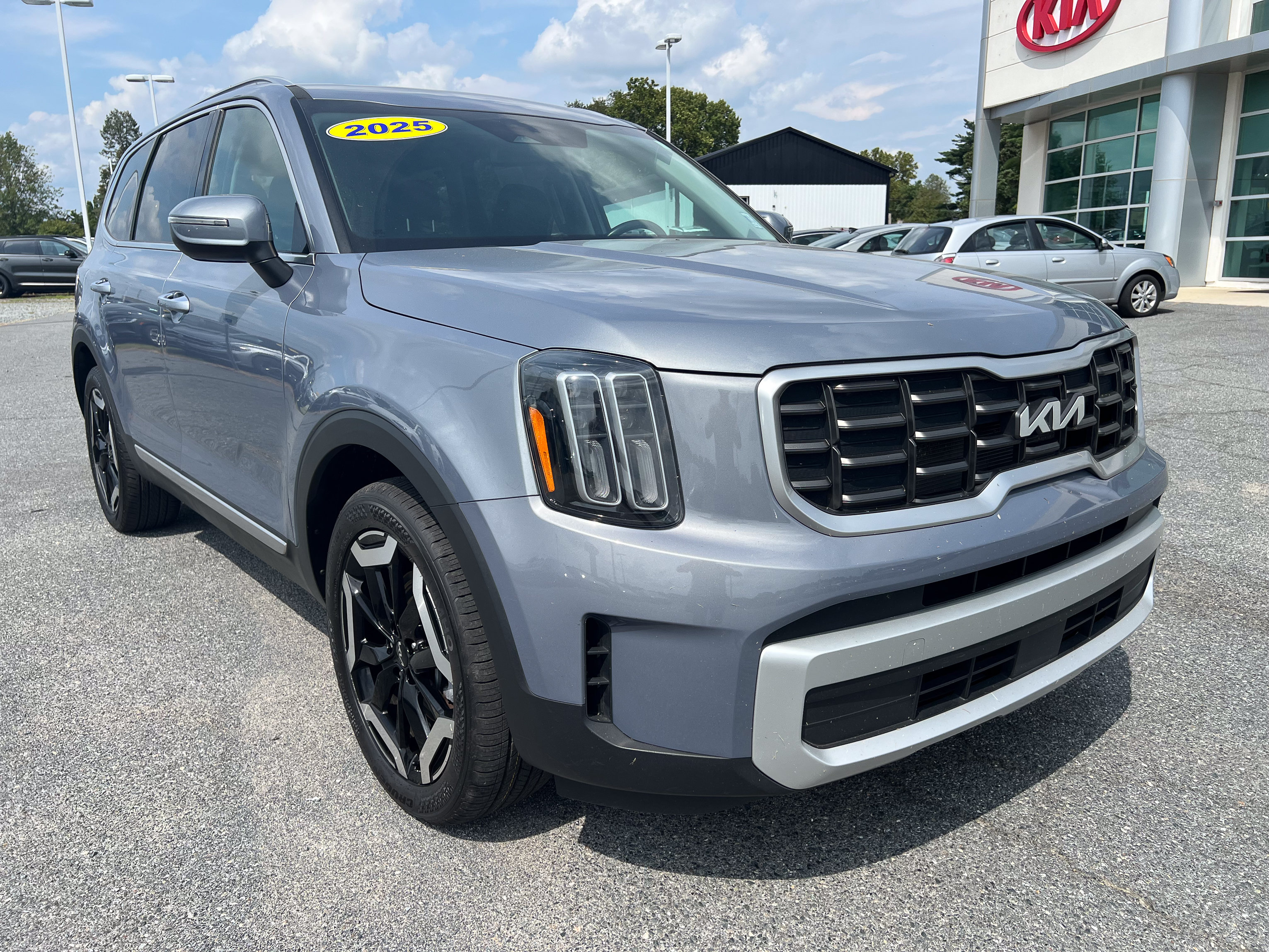 Used 2025 Kia Telluride S FWD image 13