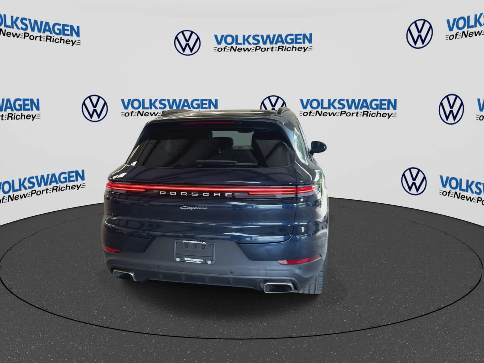 Used 2024 Porsche Cayenne AWD/4WD image 7