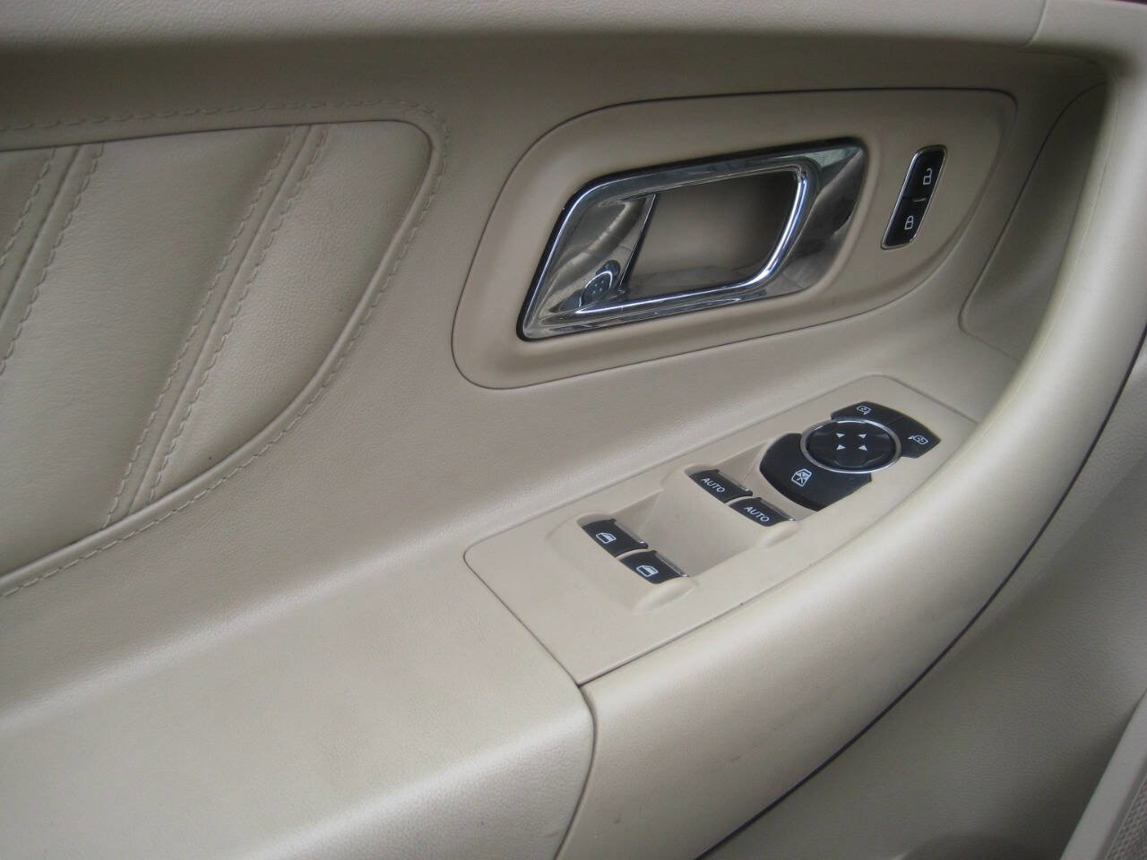Used 2013 Ford Taurus Limited image 6