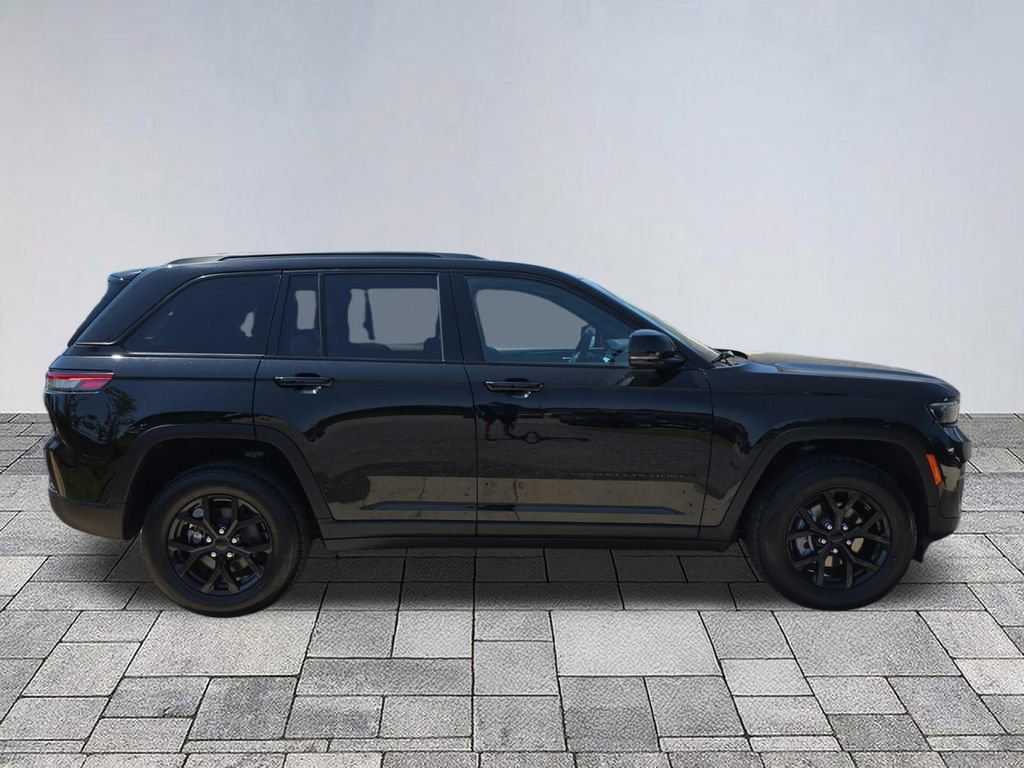Used 2024 Jeep Grand Cherokee Altitude RWD image 8