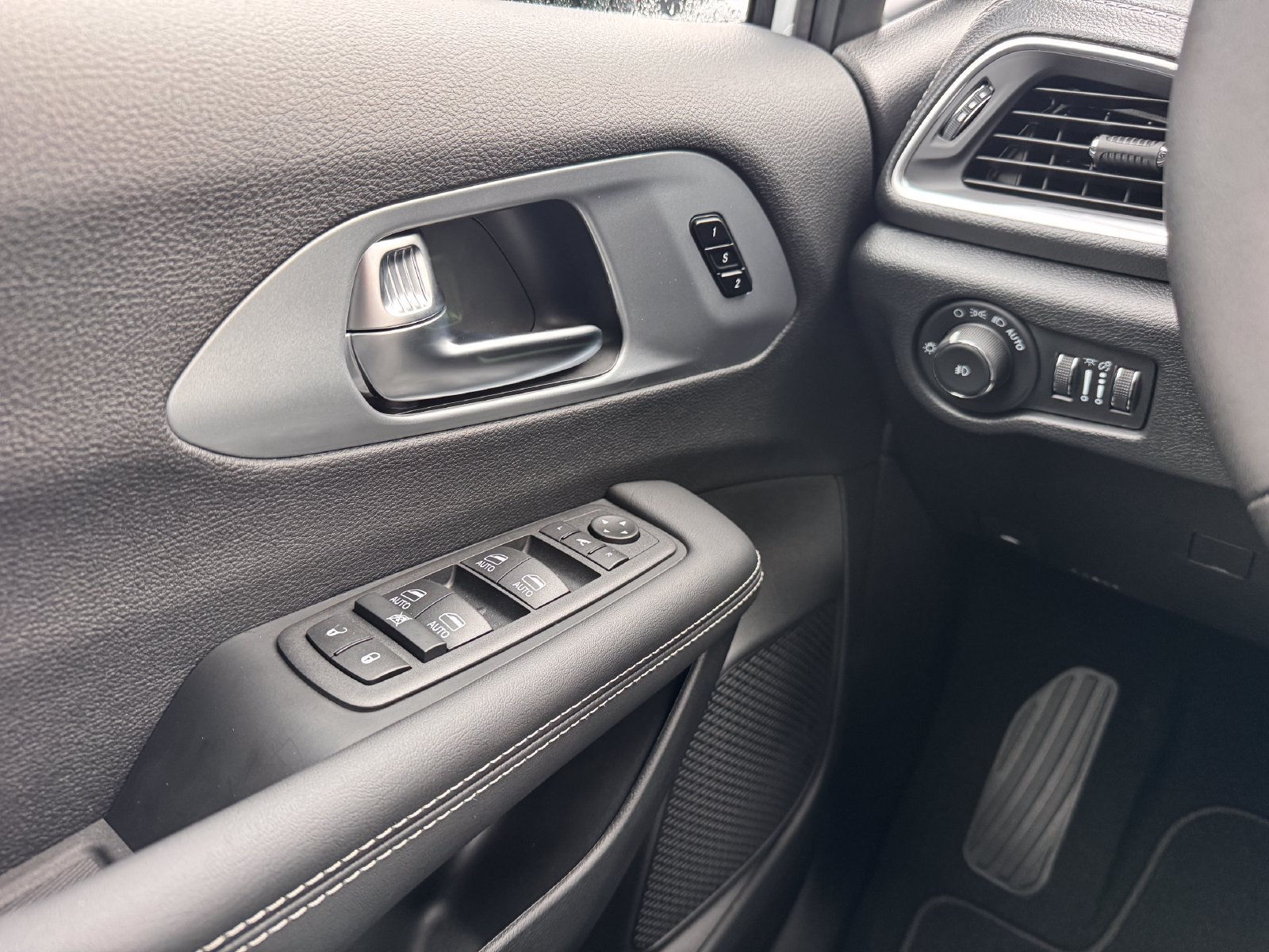 New 2026 Chrysler Pacifica Limited w/ S Appearance Package FWD image 15