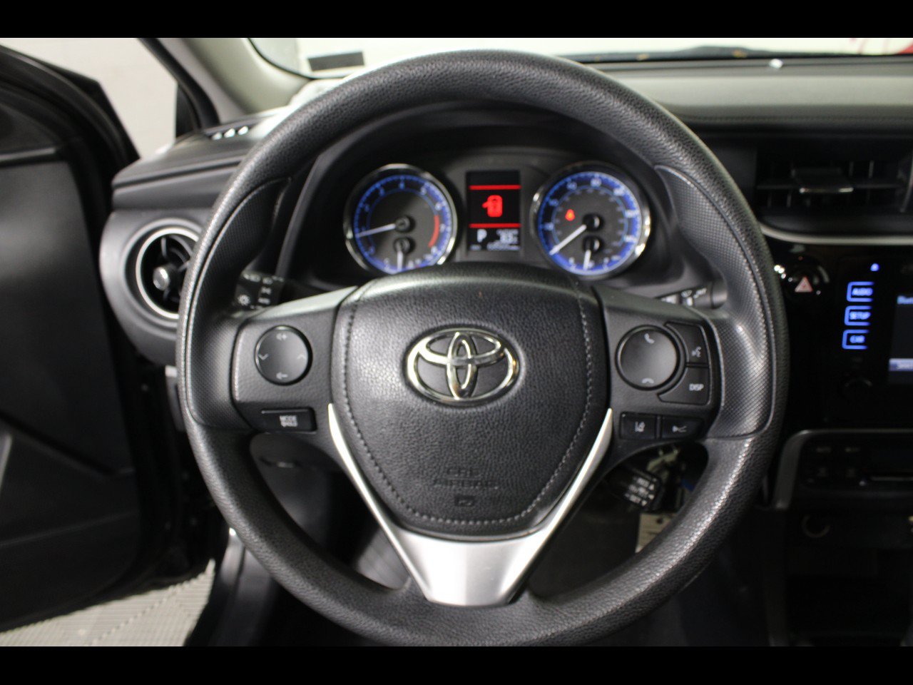 Used 2017 Toyota Corolla LE FWD image 21