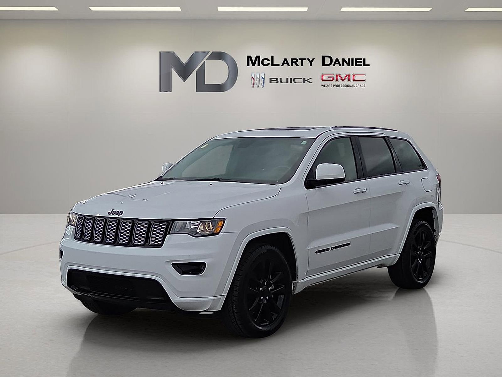 Used 2020 Jeep Grand Cherokee Altitude image 2