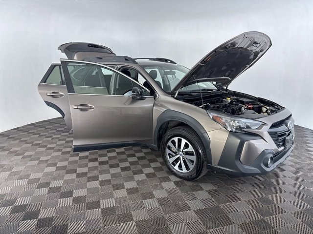 Used 2024 Subaru Outback Premium image 12