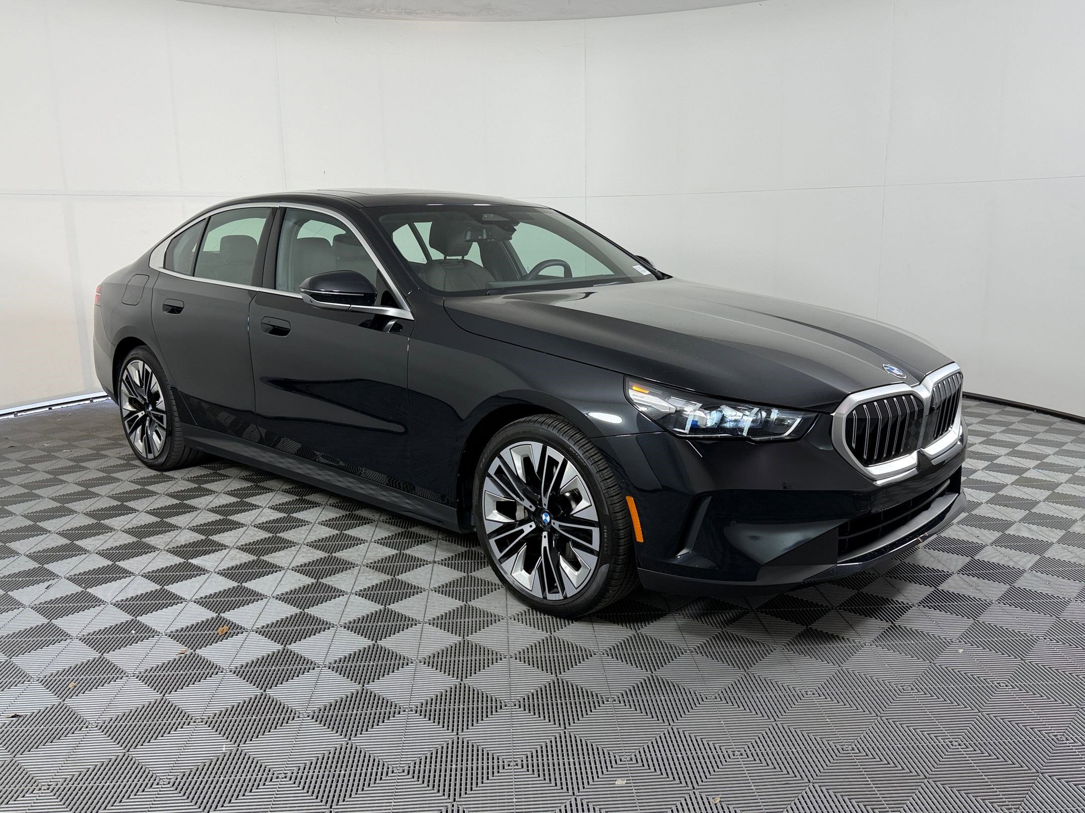 Certified 2025 BMW 530i image 7