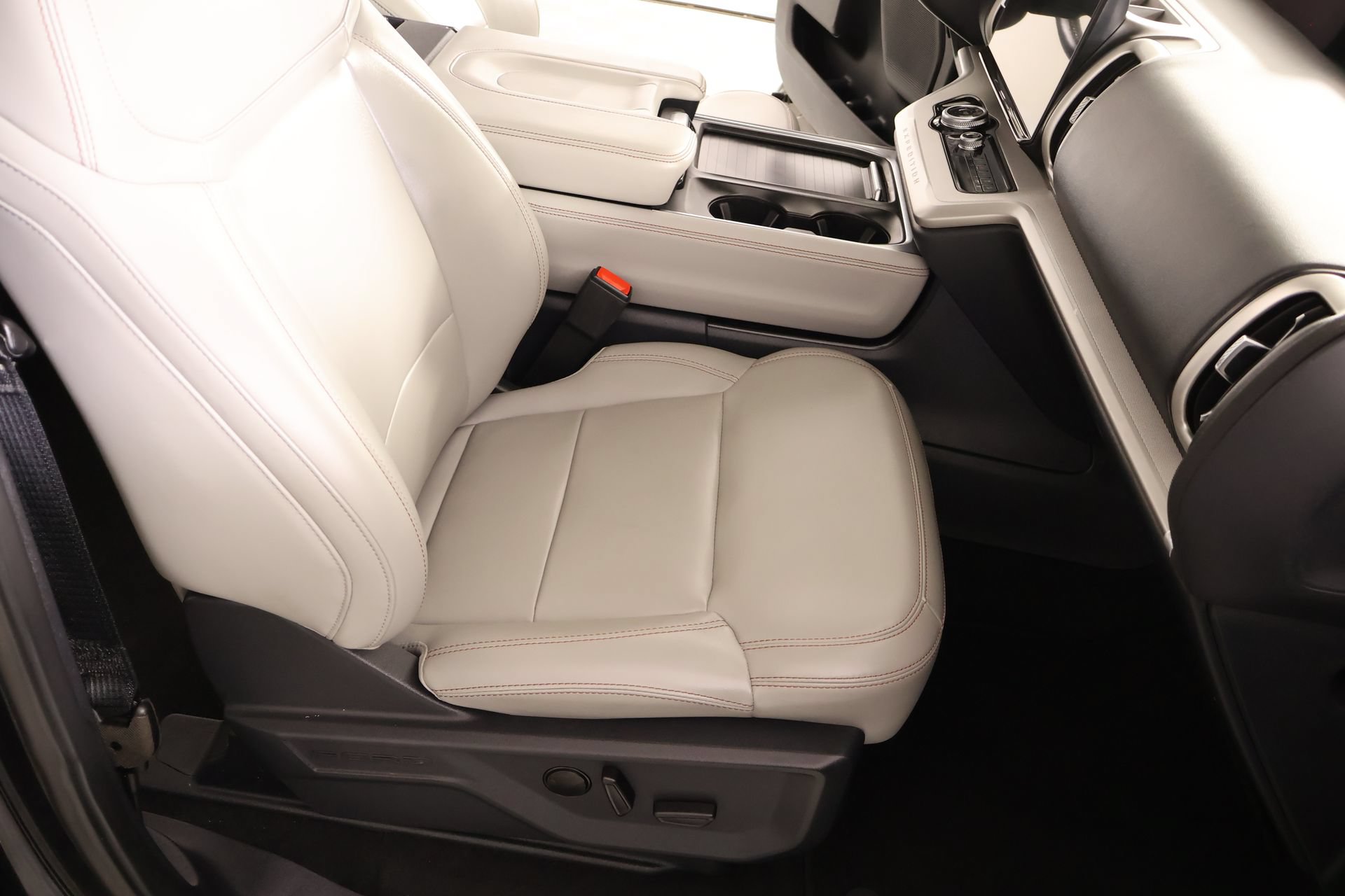 Used 2025 Ford Expedition Active AWD/4WD image 14