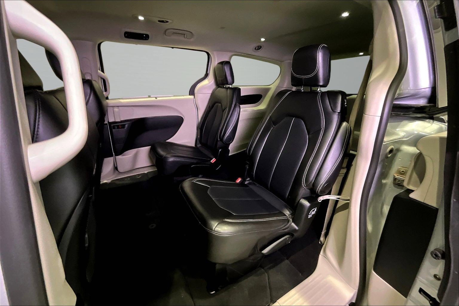 Used 2024 Chrysler Pacifica Touring-L image 22