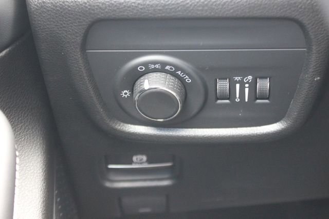 Used 2023 Jeep Grand Cherokee L Altitude AWD/4WD image 16